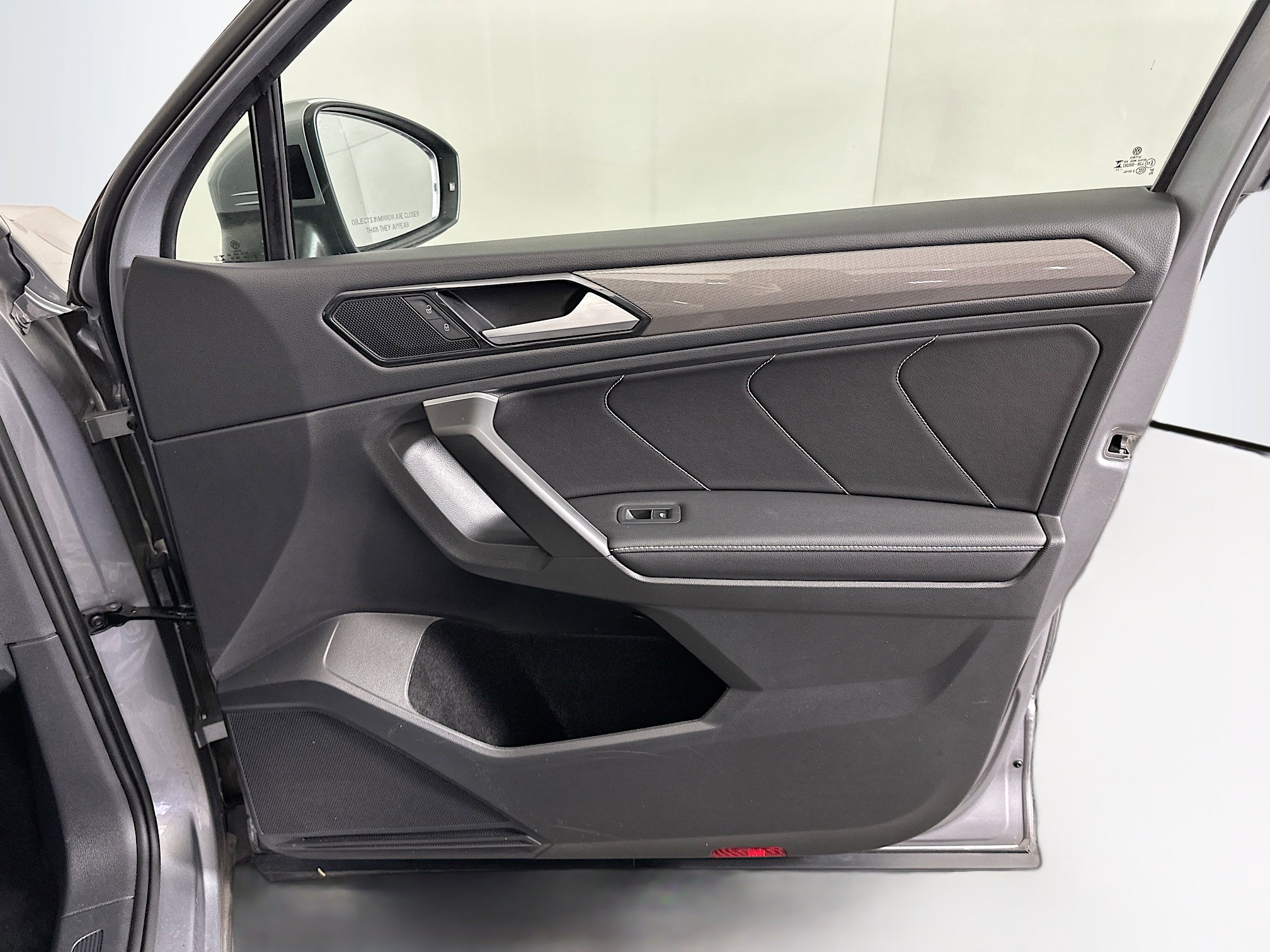 Used 2024 Volkswagen Tiguan SE image 32