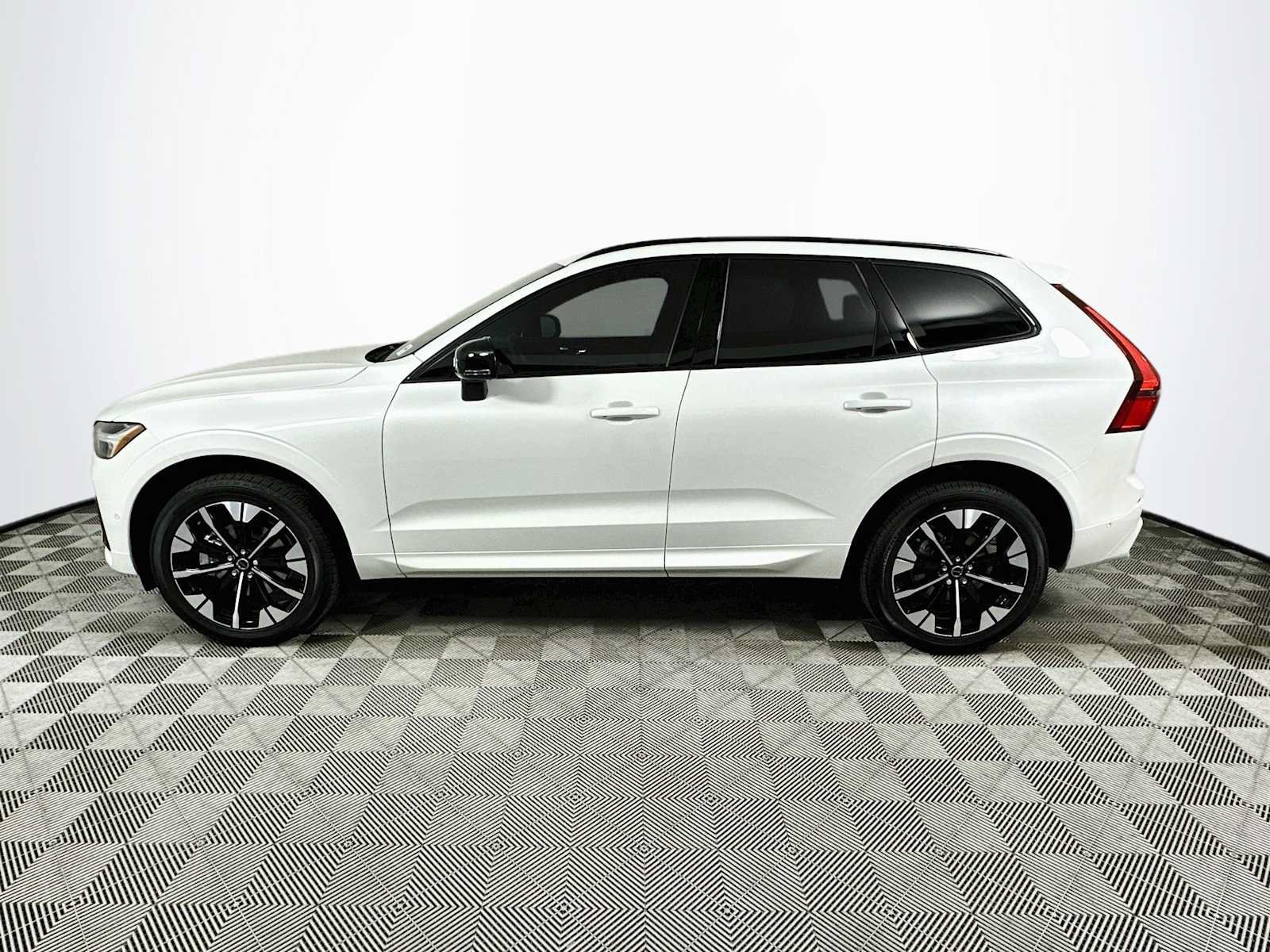 New 2026 Volvo XC60 B5 Plus w/ Protection Package Premier AWD/4WD image 4