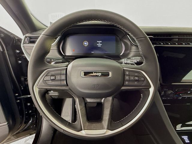 Used 2025 Jeep Grand Cherokee Limited w/ Black Appearance Package AWD/4WD image 11