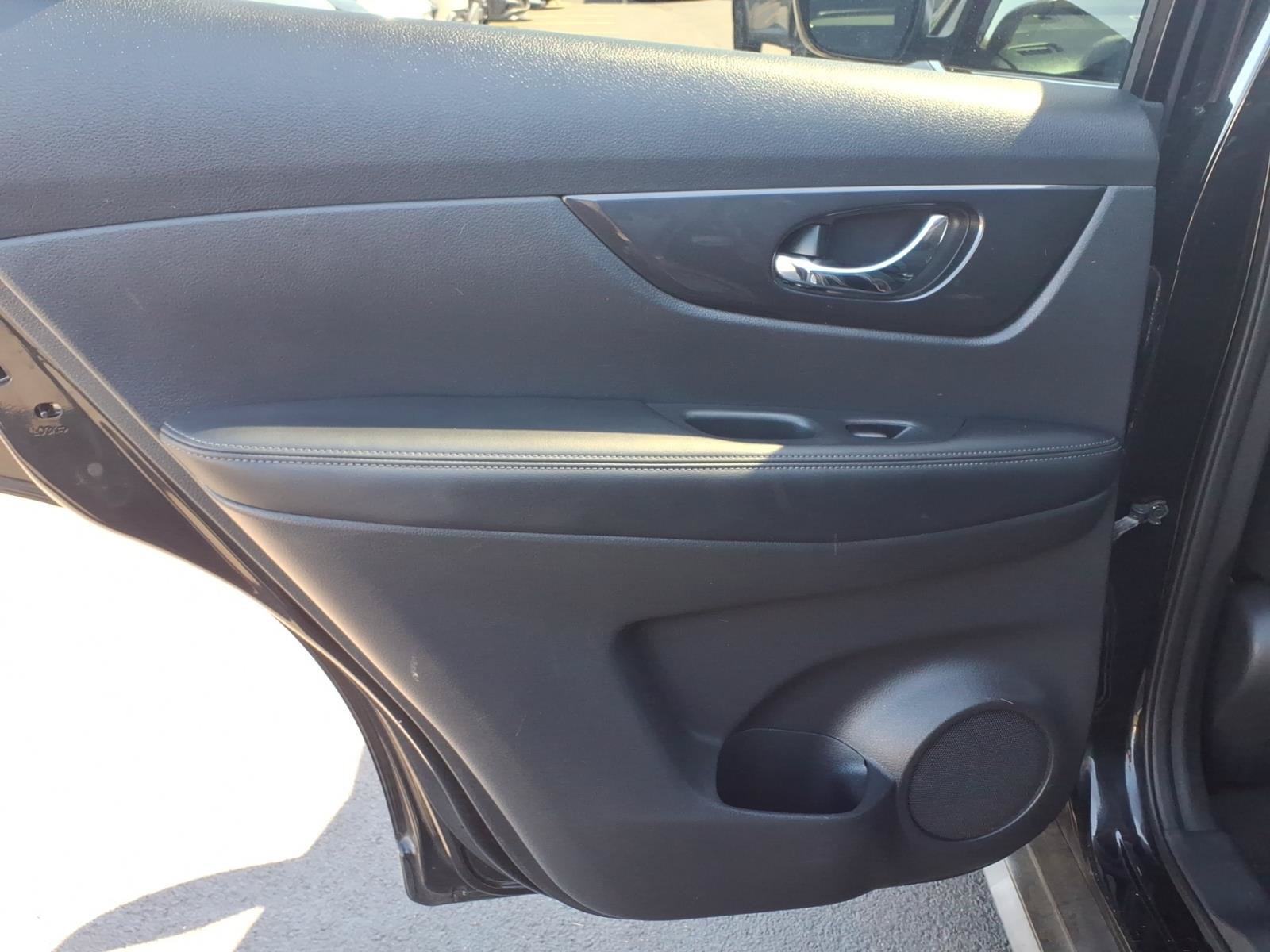 Used 2018 Nissan Rogue SV AWD/4WD image 18