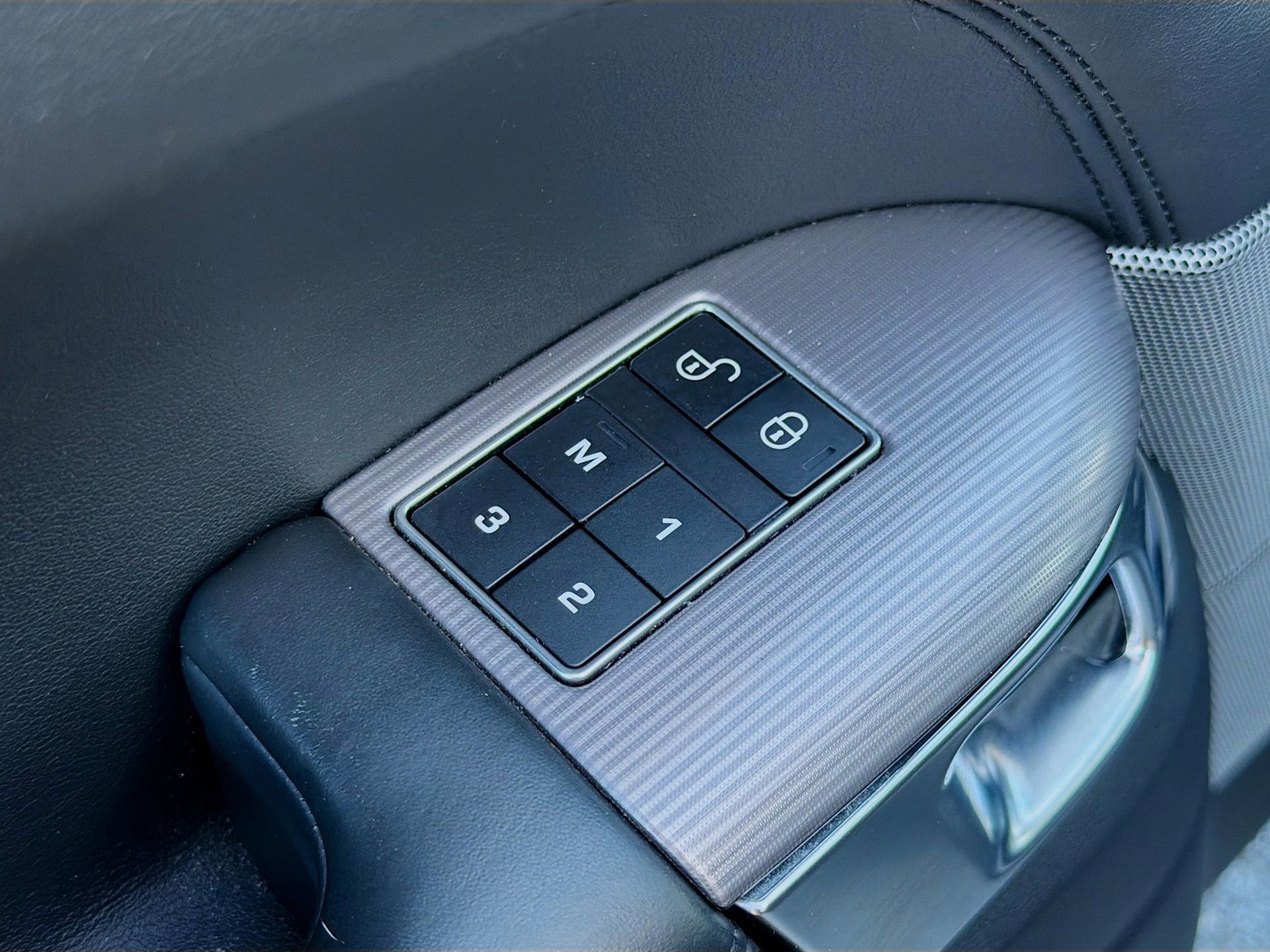 Used 2020 Land Rover Range Rover Sport HSE image 23