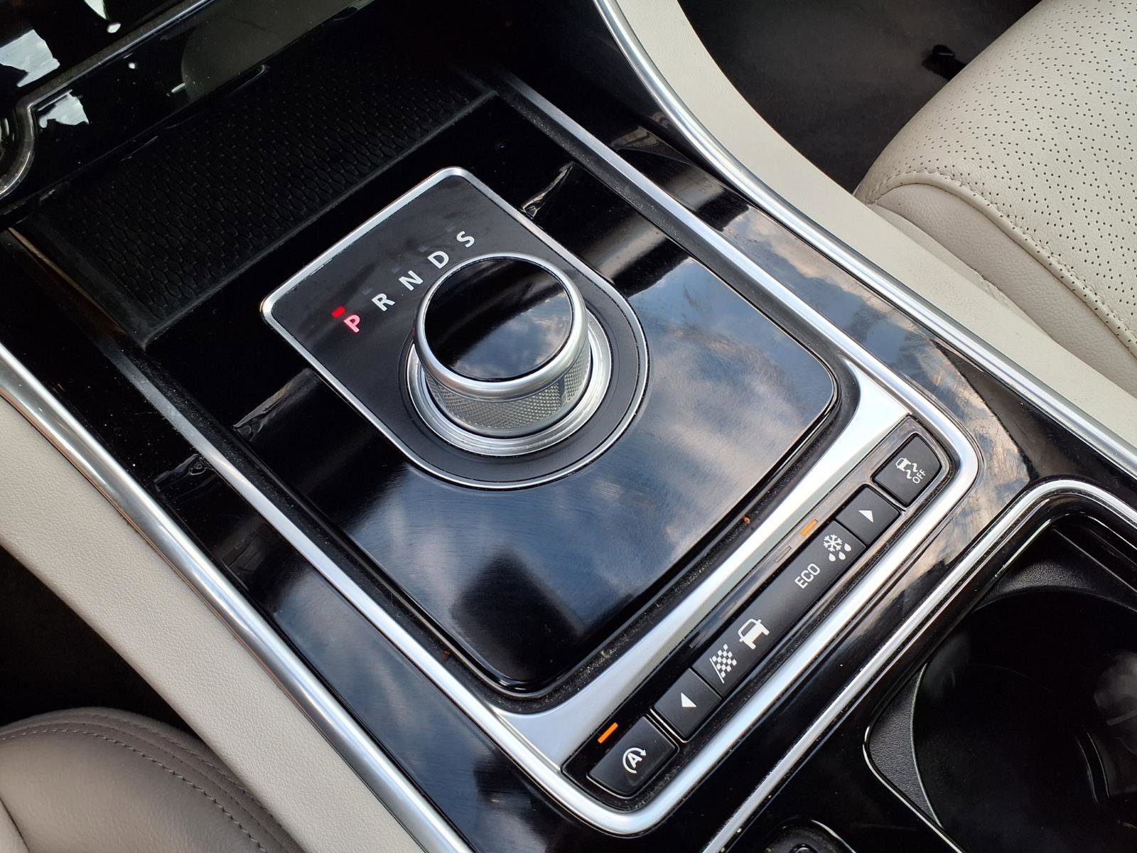 Used 2016 Jaguar XF Prestige image 12