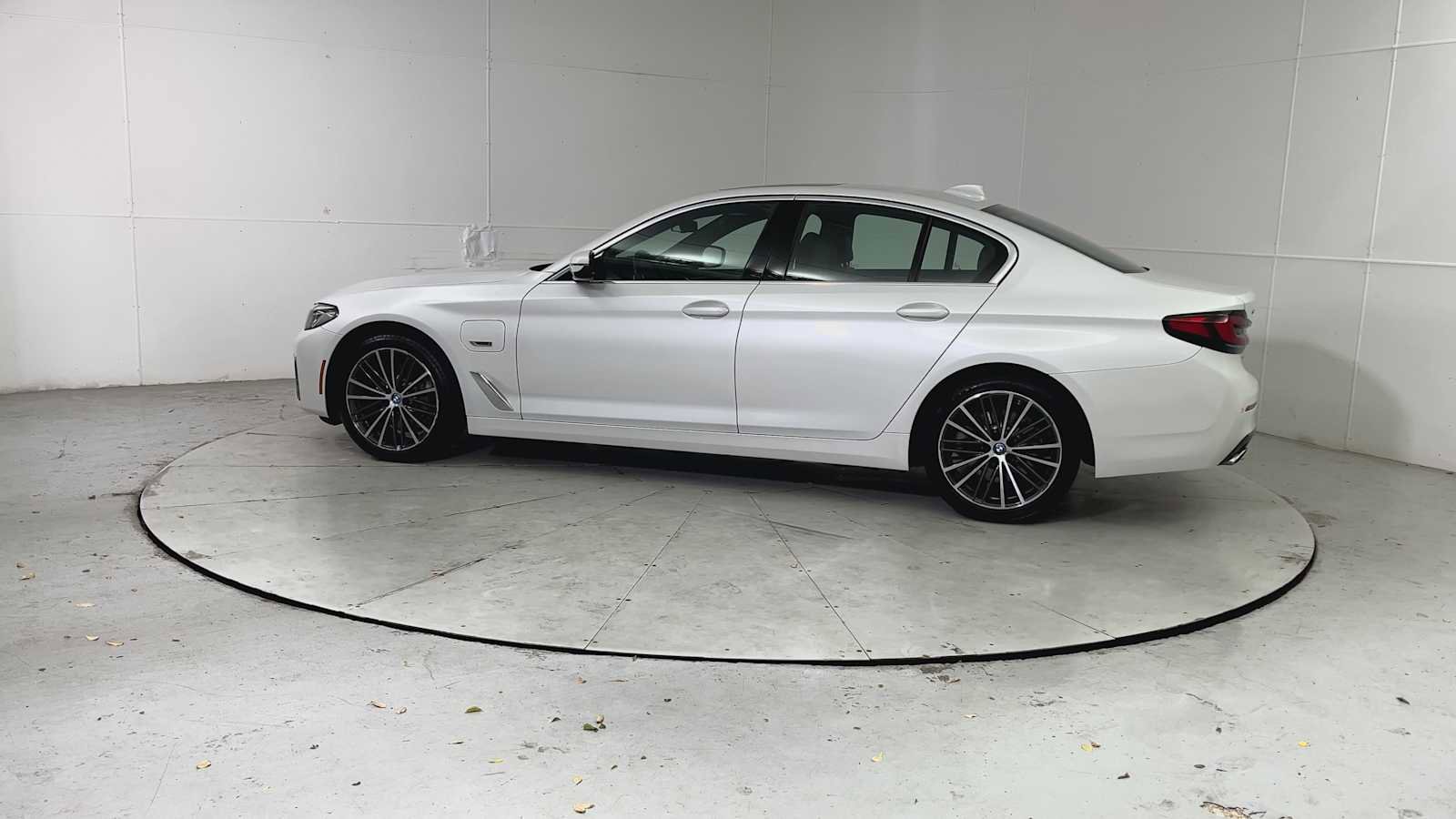 Used 2023 BMW 530e xDrive w/ Premium Package AWD/4WD image 4