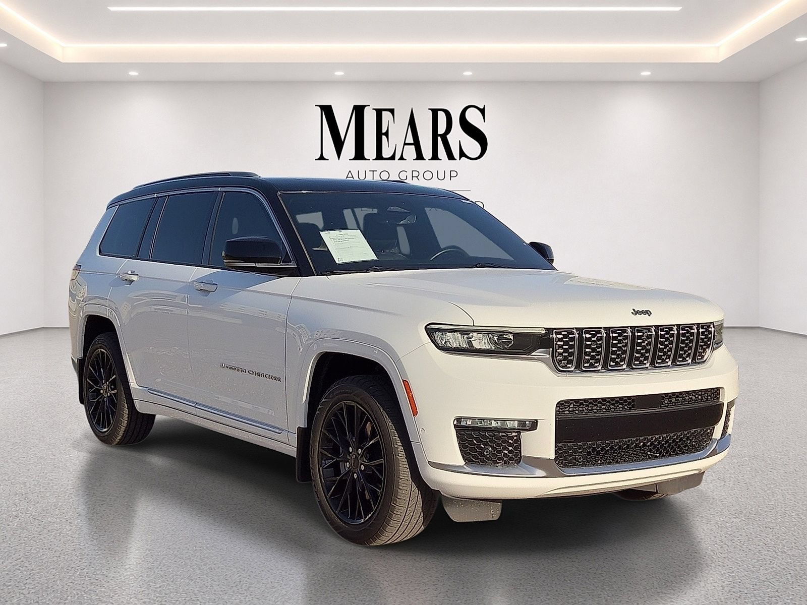 Used 2023 Jeep Grand Cherokee L Summit w/ MOPAR Finishing Package AWD/4WD image 7