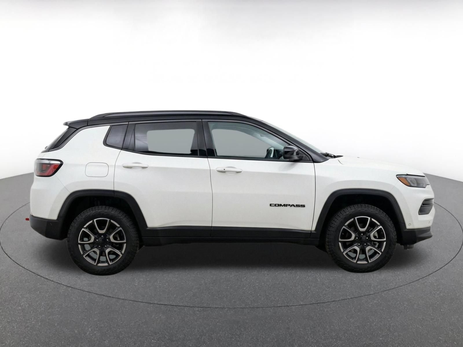 Used 2025 Jeep Compass Trailhawk AWD/4WD image 10