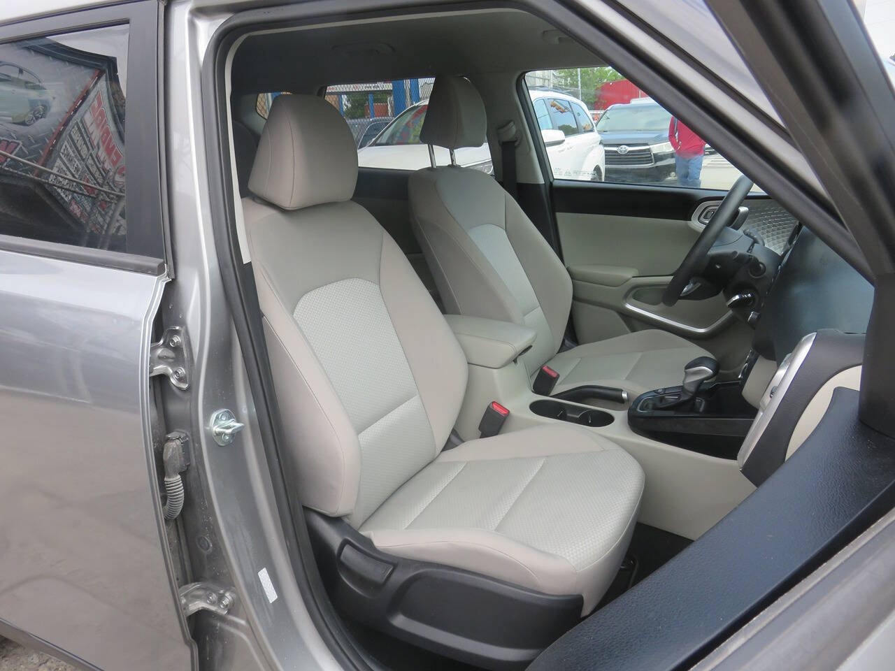 Used 2023 Kia Soul LX w/ LX Technology Package FWD image 11