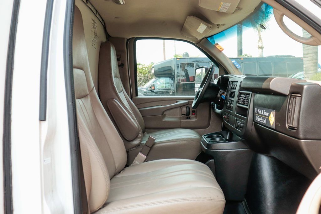 Used 2015 Chevrolet Express 4500 RWD image 38