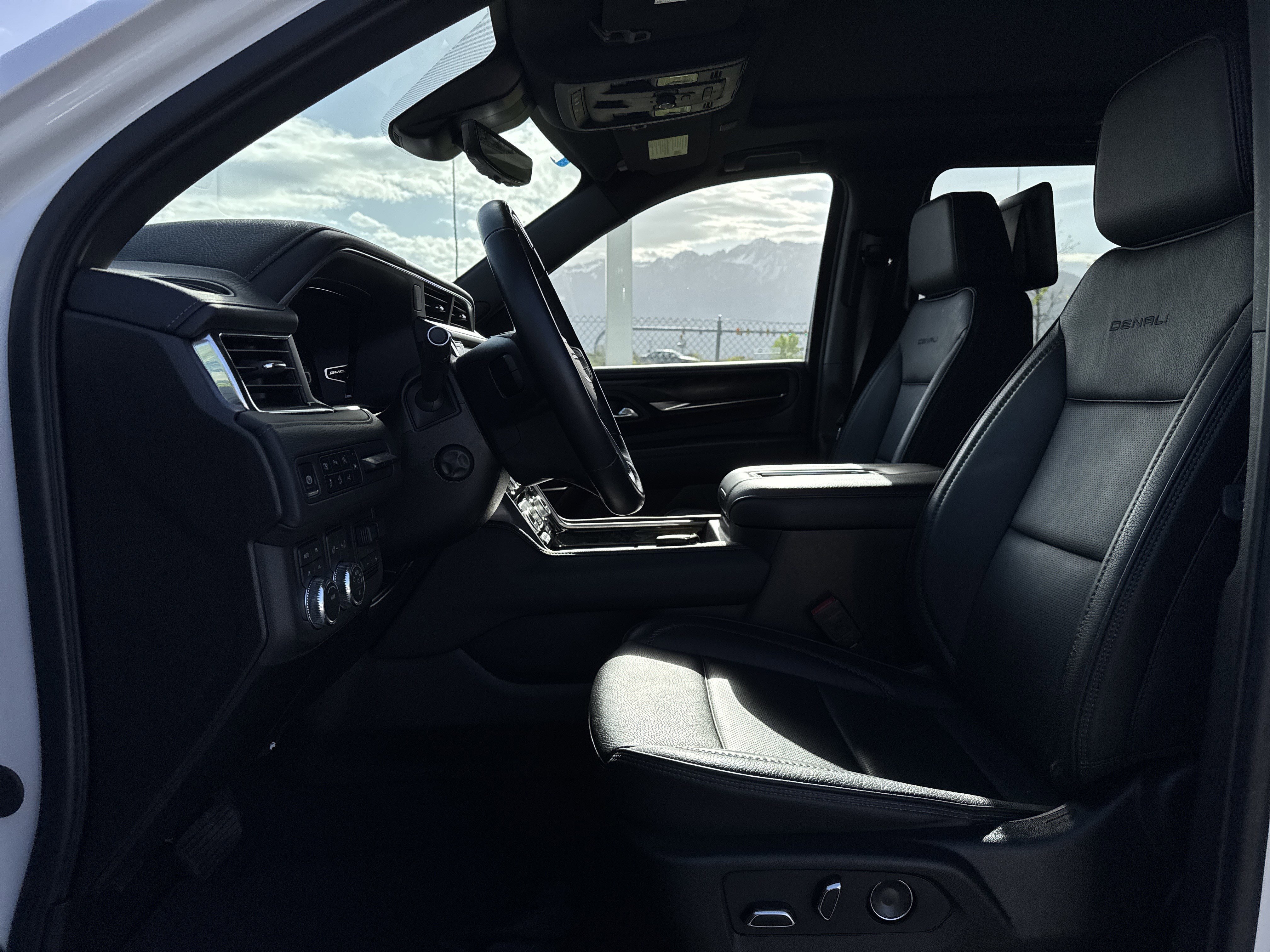 Used 2024 GMC Yukon XL Denali w/ Advanced Technology Package image 19