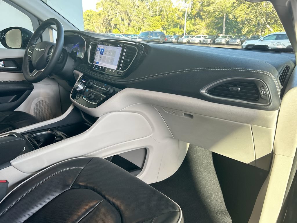 Used 2023 Chrysler Pacifica Limited FWD image 35
