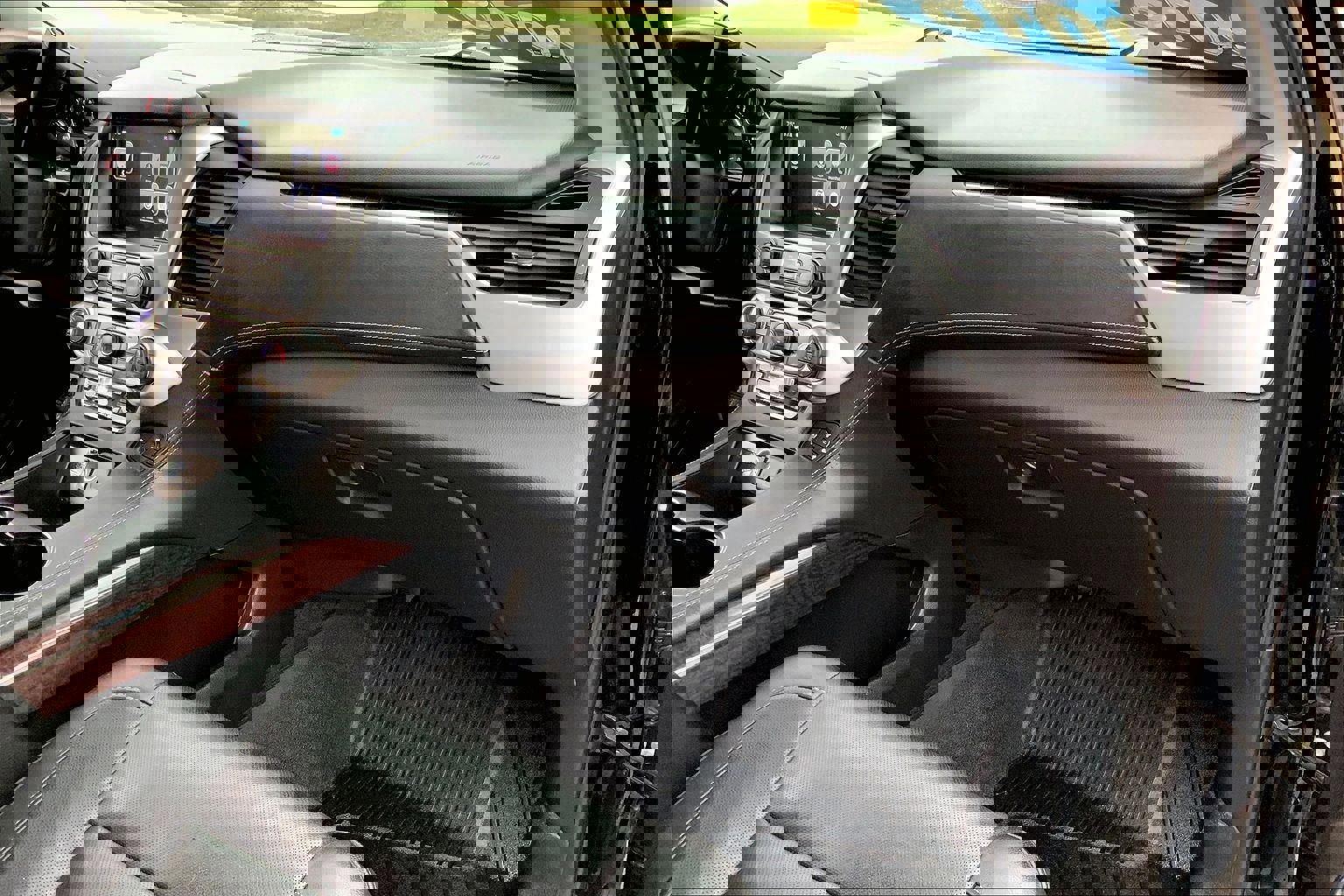 Used 2018 GMC Yukon XL SLT w/ Open Road Package AWD/4WD image 17