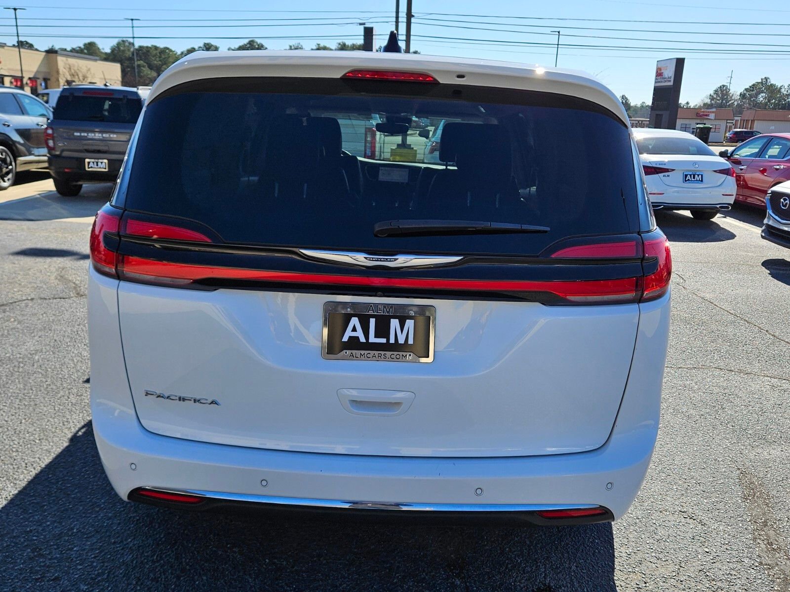 Used 2023 Chrysler Pacifica Touring-L image 11