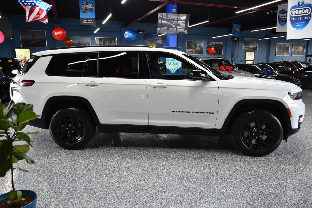 Used 2024 Jeep Grand Cherokee L Laredo AWD/4WD image 2