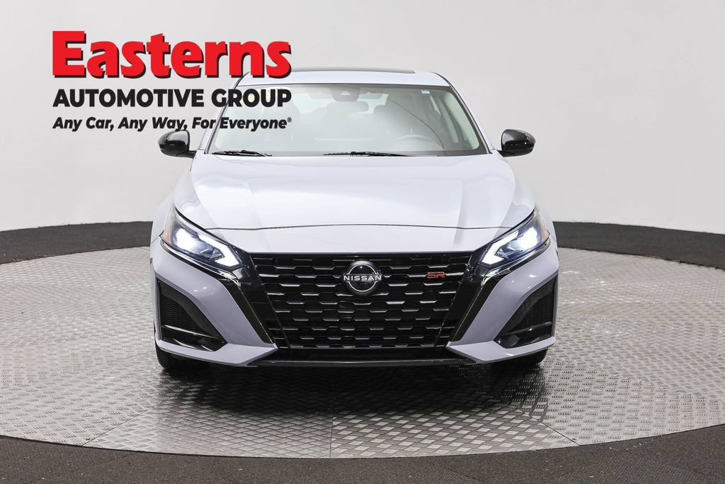 Used 2023 Nissan Altima 2.5 SR w/ SR Premium Package FWD image 2