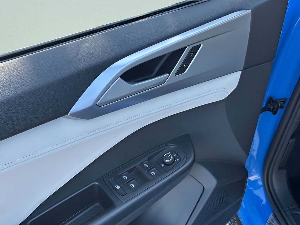 New 2026 Volkswagen Taos SE image 13