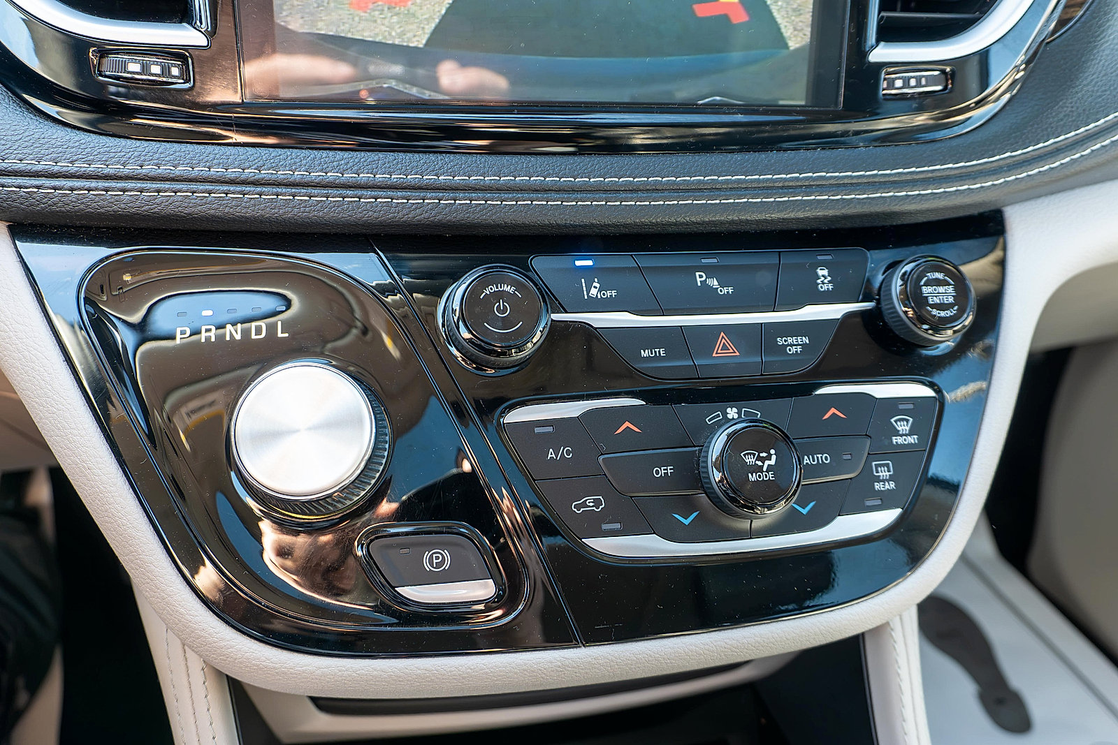 Used 2023 Chrysler Pacifica Limited FWD image 32
