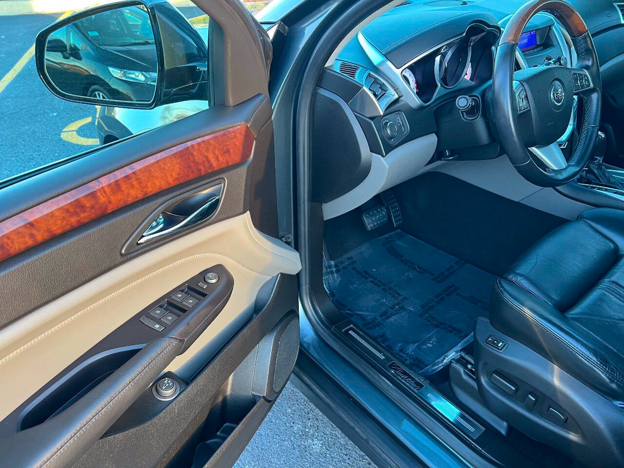 Used 2011 Cadillac SRX Luxury FWD image 18