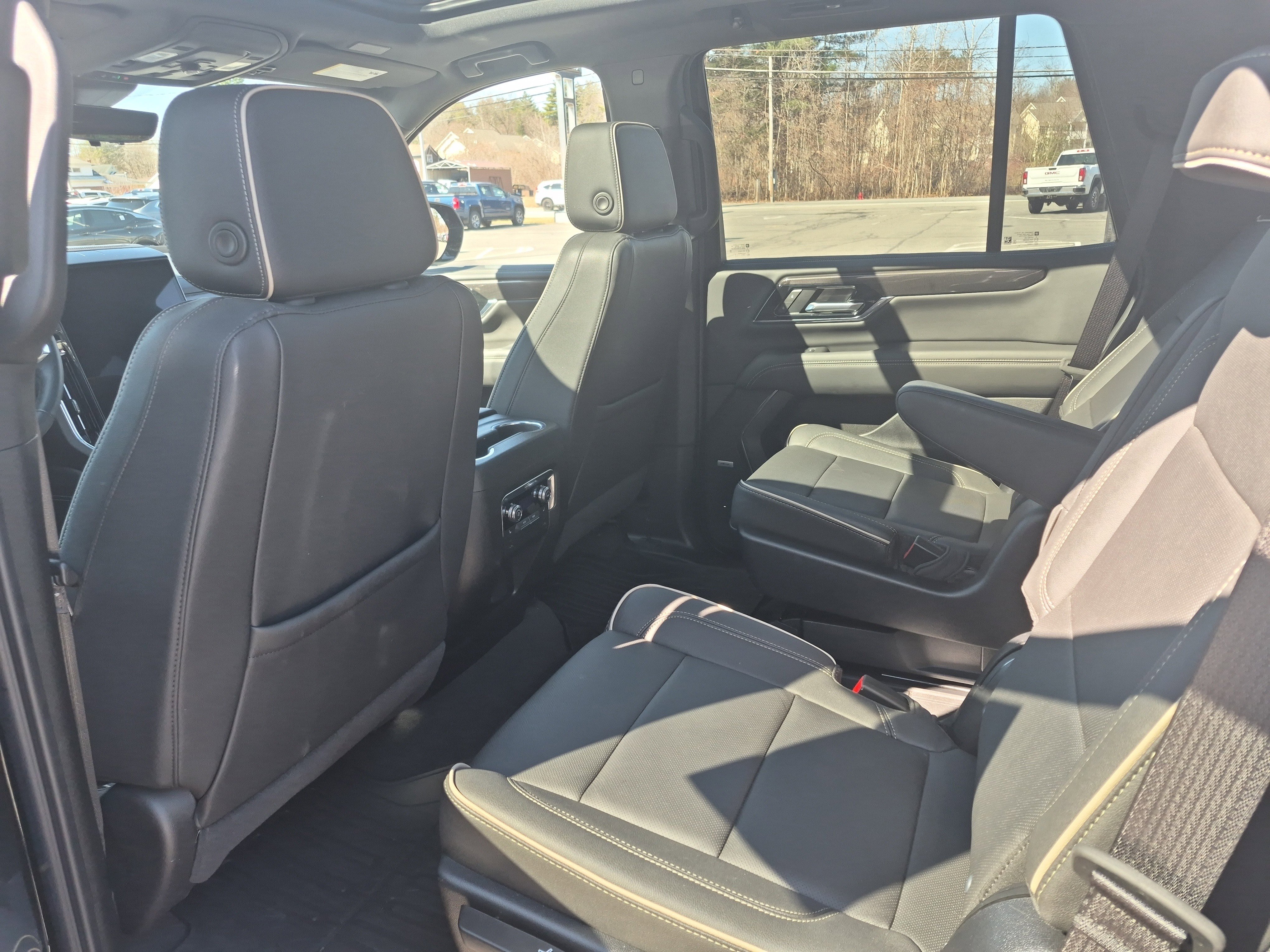 Certified 2025 GMC Yukon Elevation w/ Technology Package image 3