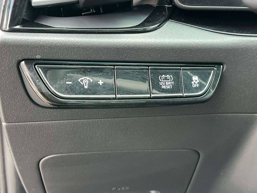 Certified 2025 Kia Niro EX FWD image 18