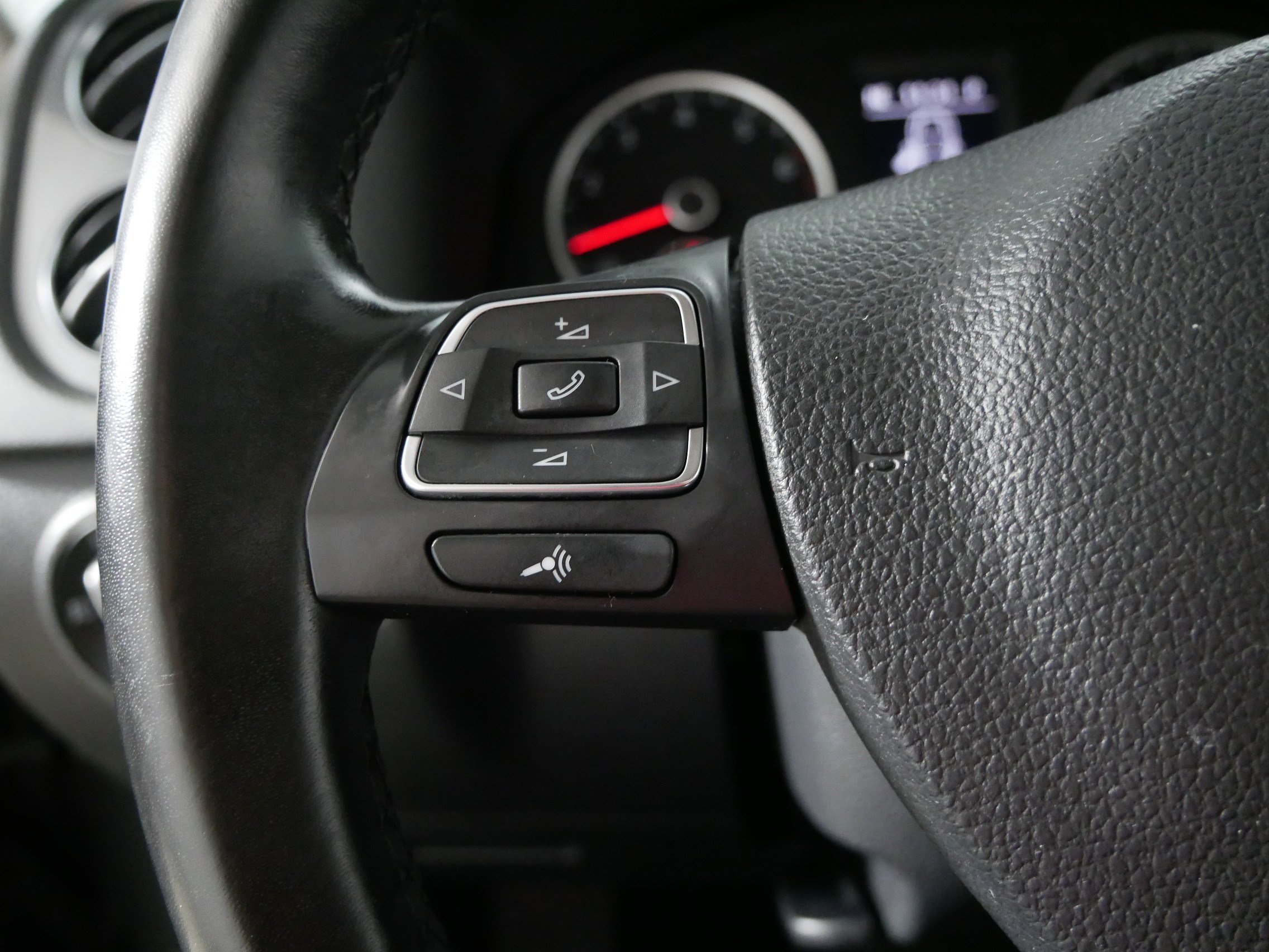 Used 2014 Volkswagen Tiguan SEL AWD/4WD image 28