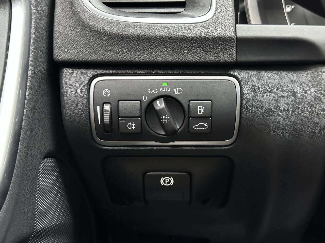 Used 2018 Volvo V60 T5 Dynamic w/ Vision Package image 25