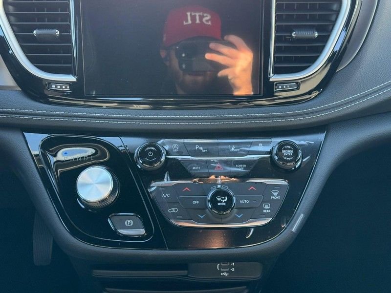 New 2026 Chrysler Pacifica Select image 9