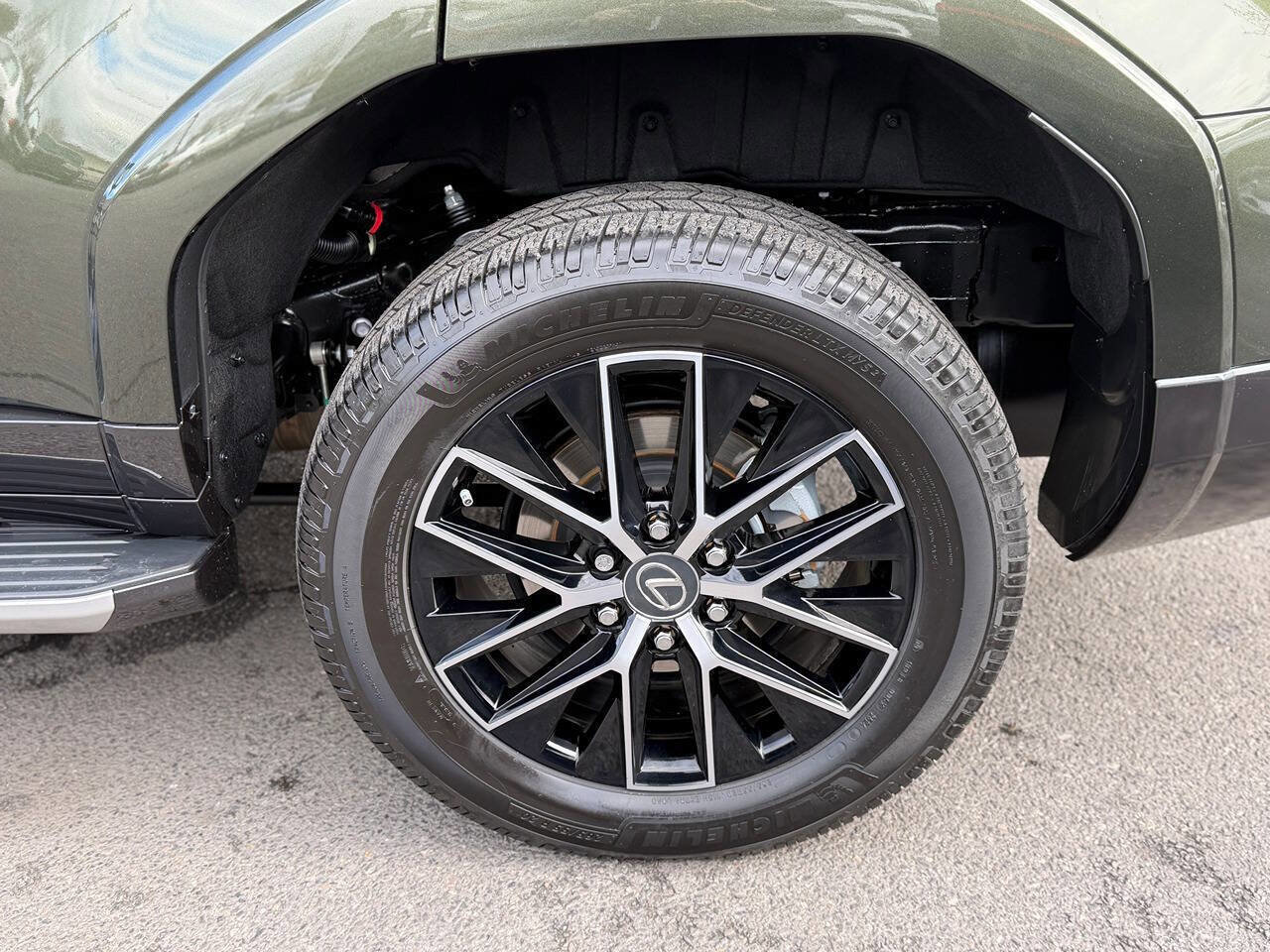 Used 2025 Lexus GX 550 w/ Accessory Package (31) image 30