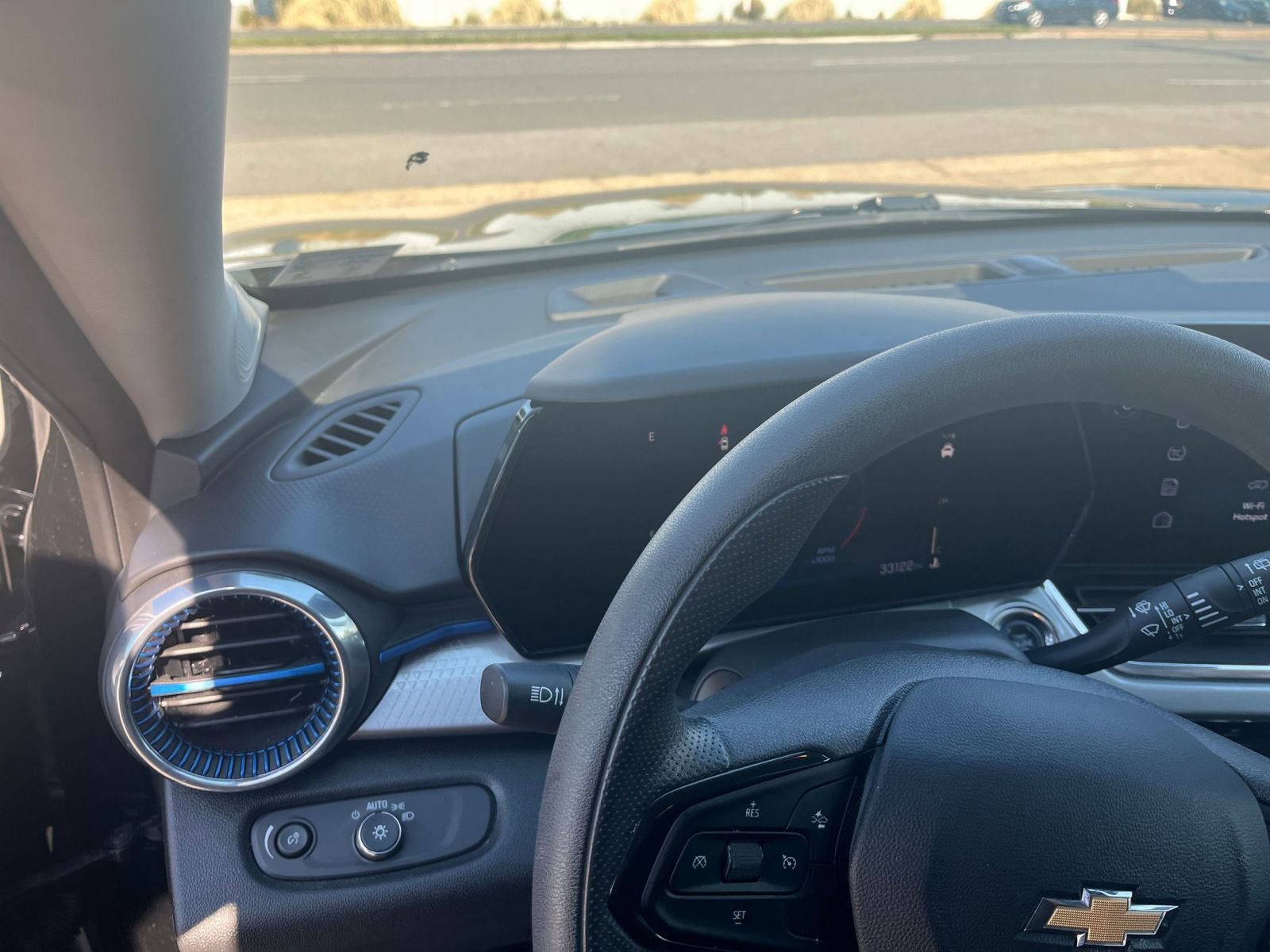 Used 2025 Chevrolet Trax LT FWD image 33