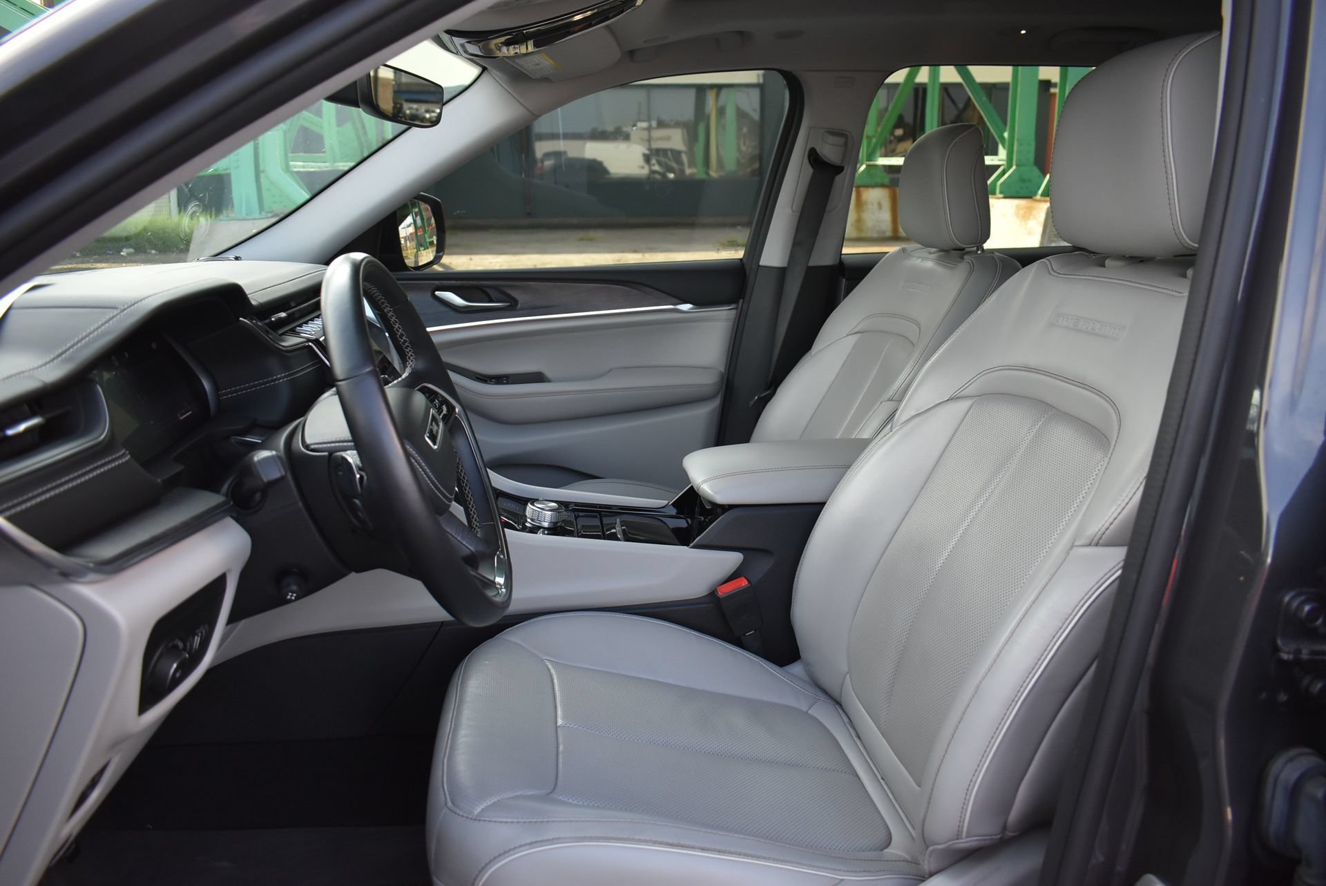 Used 2022 Jeep Grand Cherokee Overland AWD/4WD image 15