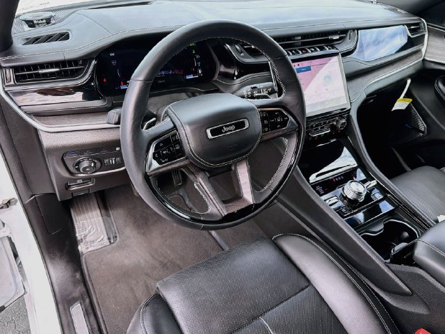 Used 2023 Jeep Grand Cherokee Overland w/ Advanced Protech Group III AWD/4WD image 10