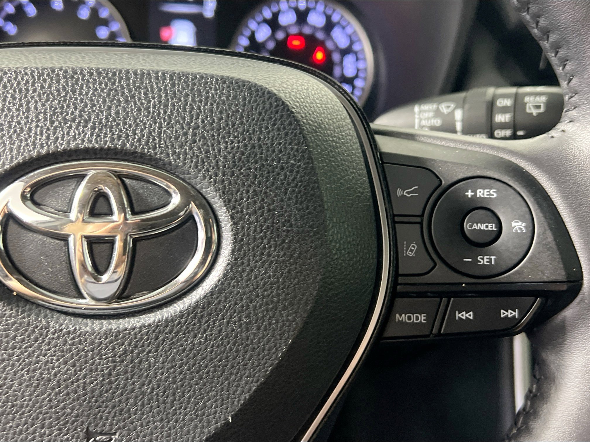 Used 2020 Toyota RAV4 XLE Premium FWD image 18