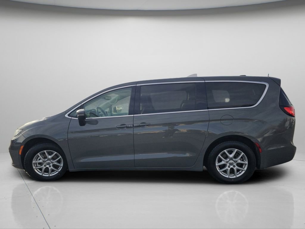 Used 2023 Chrysler Pacifica Touring-L image 20
