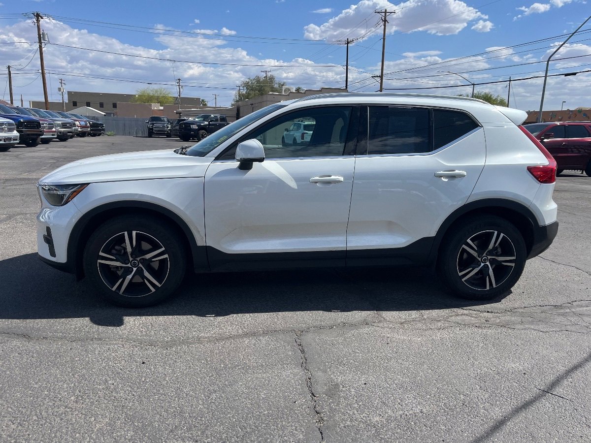 Used 2023 Volvo XC40 B5 Plus AWD/4WD image 6