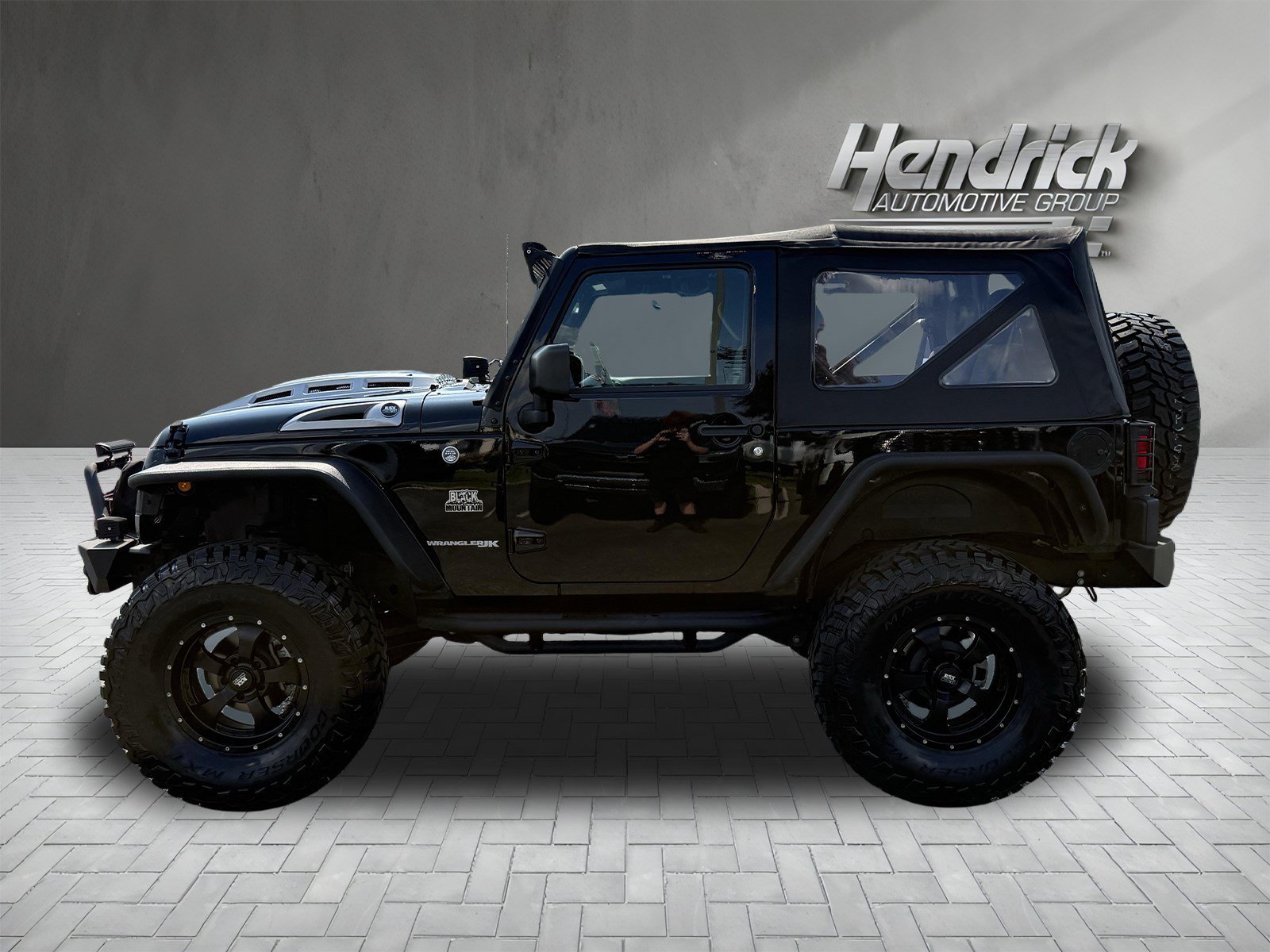 Used 2018 Jeep Wrangler Sport w/ Connectivity Group AWD/4WD image 7