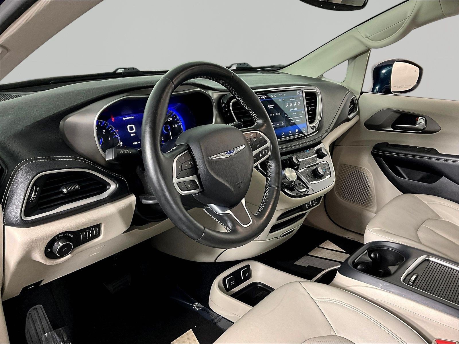 Used 2021 Chrysler Pacifica Touring-L FWD image 17