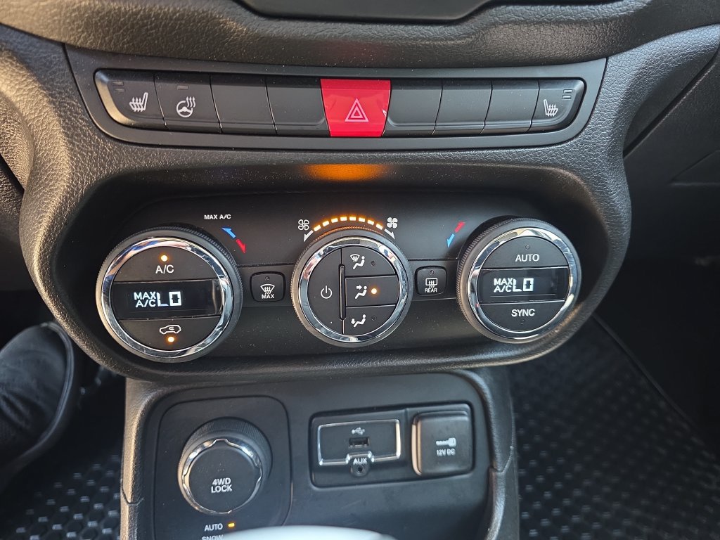 Used 2016 Jeep Renegade Latitude w/ Popular Equipment Group AWD/4WD image 26