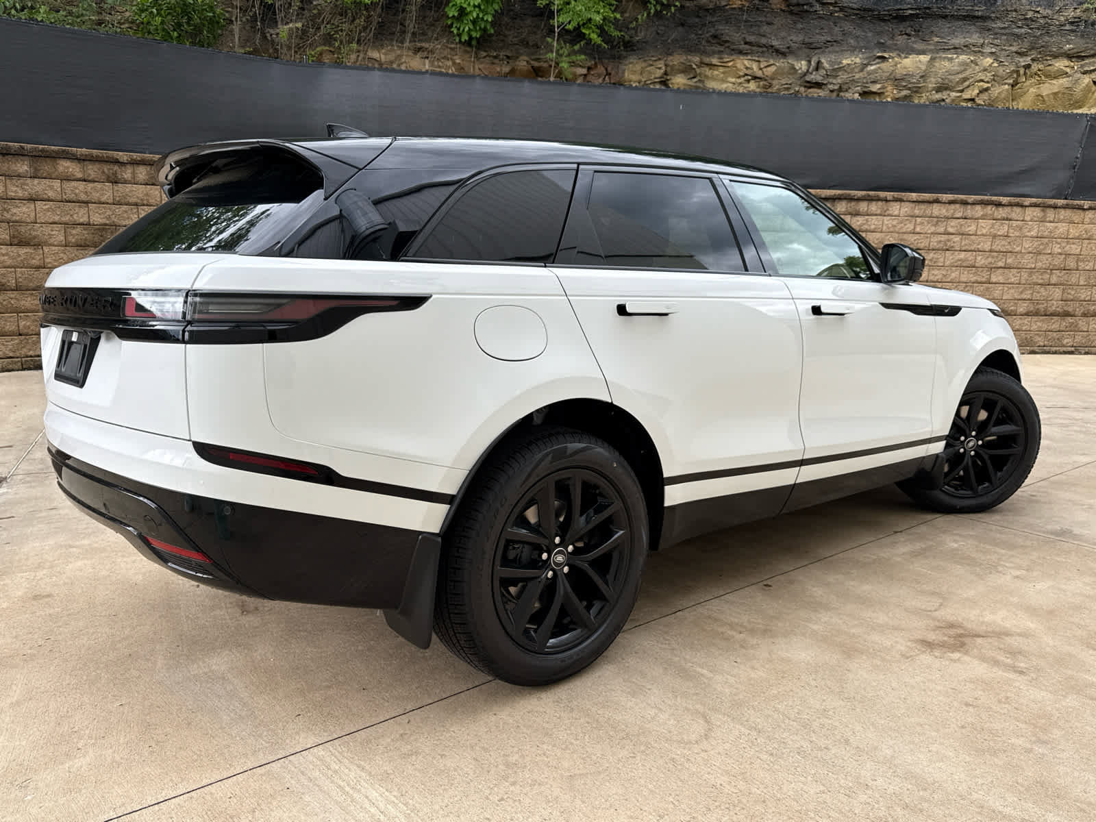 New 2026 Land Rover Range Rover Velar Dynamic SE image 3