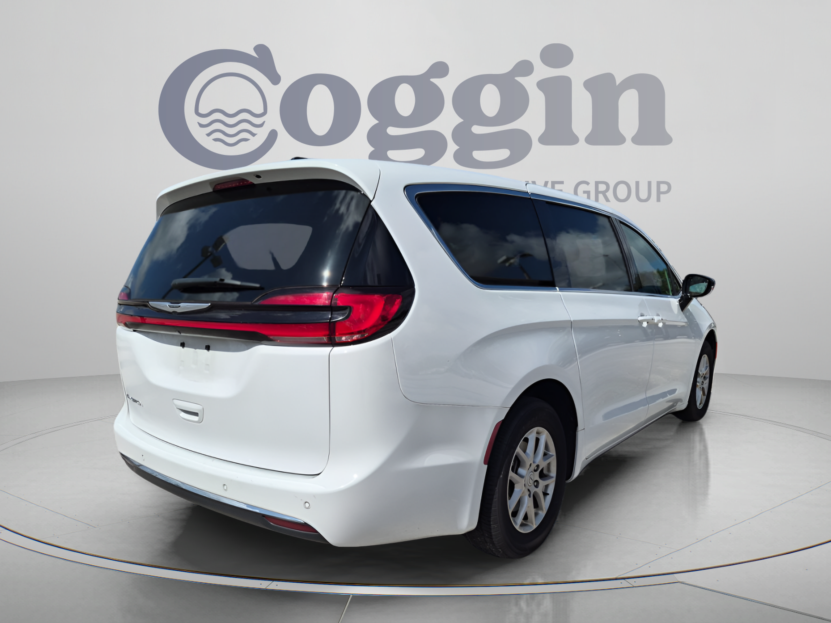 Used 2025 Chrysler Pacifica Select FWD image 6