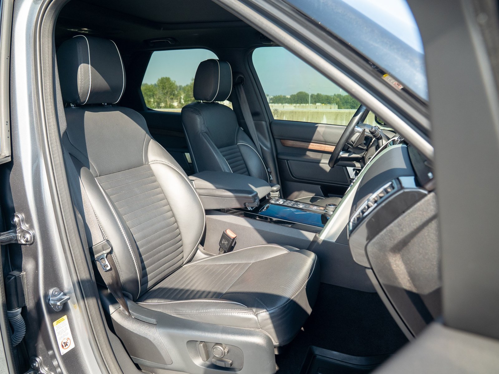 Used 2018 Land Rover Discovery HSE AWD/4WD image 29