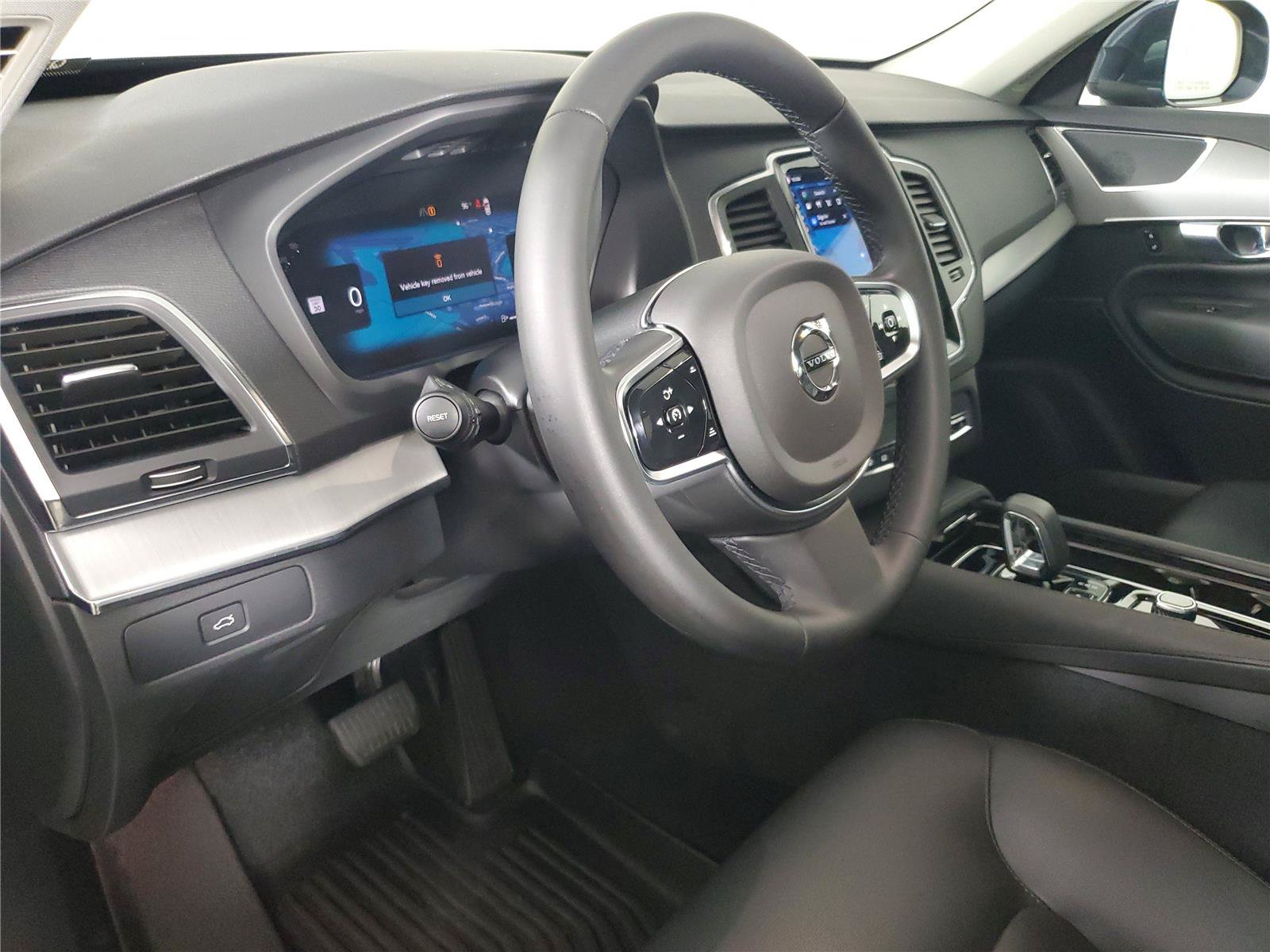 Used 2025 Volvo XC90 B5 Core AWD/4WD image 24