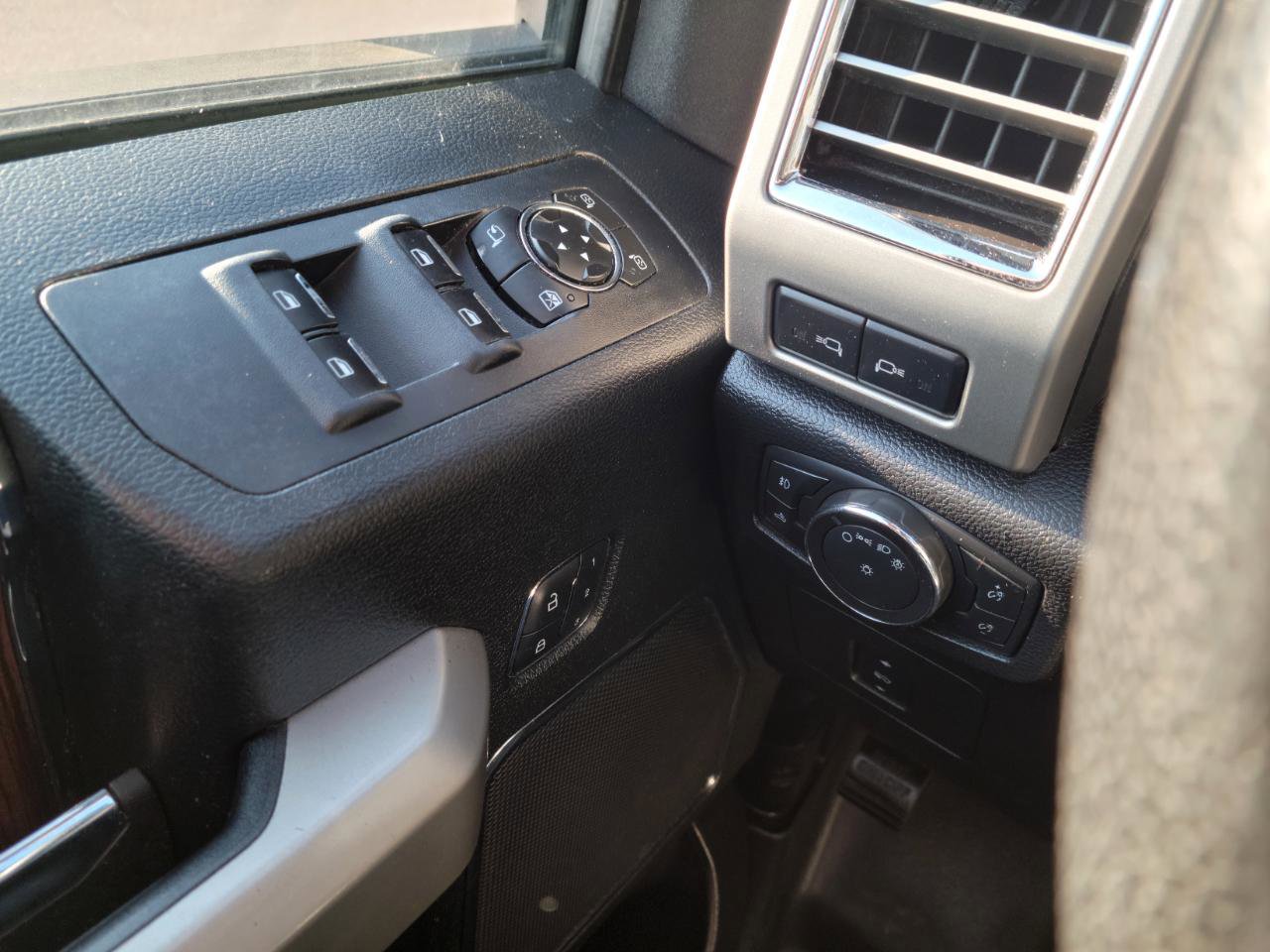 Used 2015 Ford F150 Lariat w/ Equipment Group 502A Luxury AWD/4WD image 12