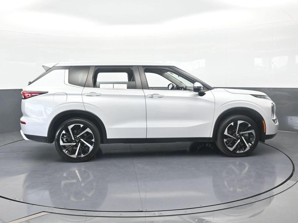 Used 2022 Mitsubishi Outlander SE image 7