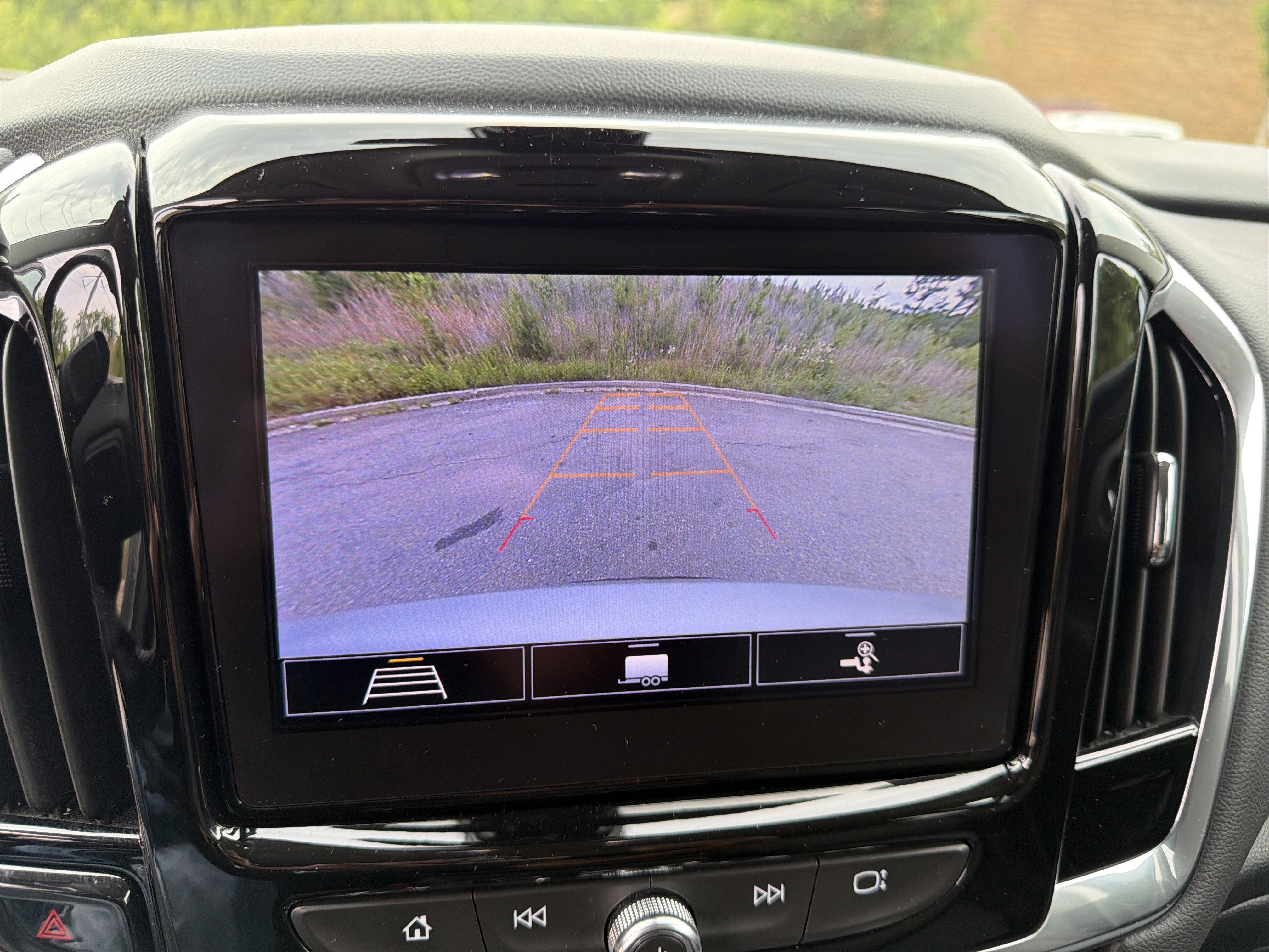 Used 2020 Chevrolet Traverse LT w/ Driver Confidence II Package AWD/4WD image 31