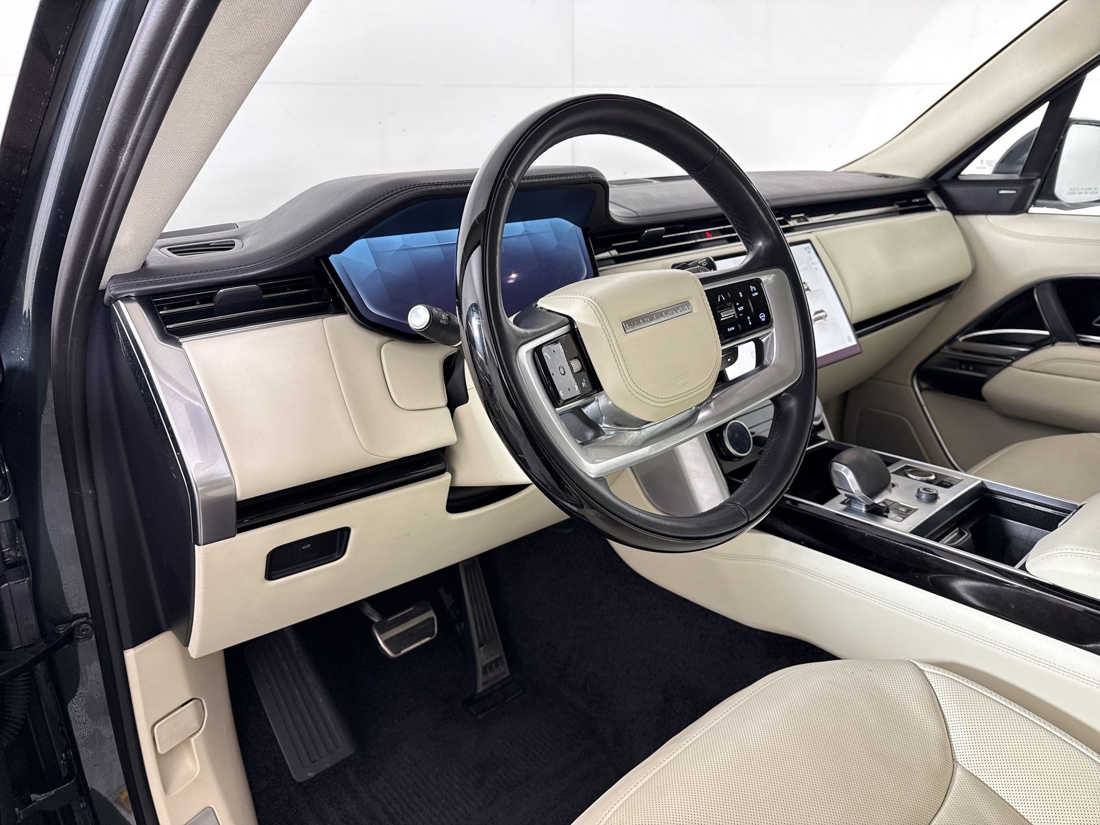Used 2023 Land Rover Range Rover SE AWD/4WD image 4