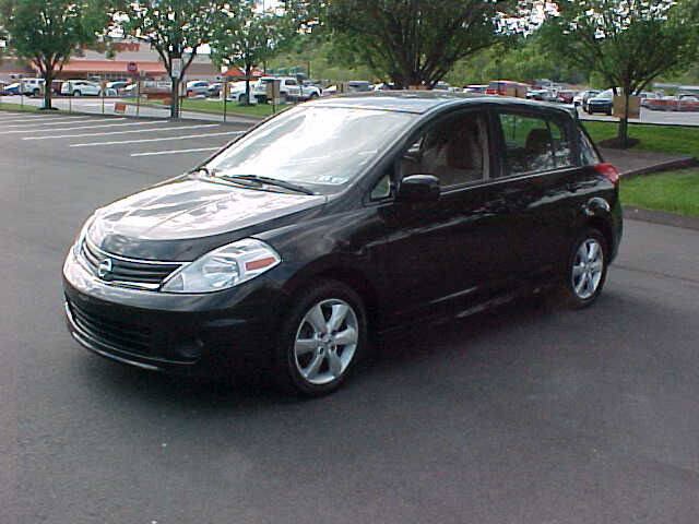 Used 2011 Nissan Versa Hatchback w/ Premium Pkg FWD image 4