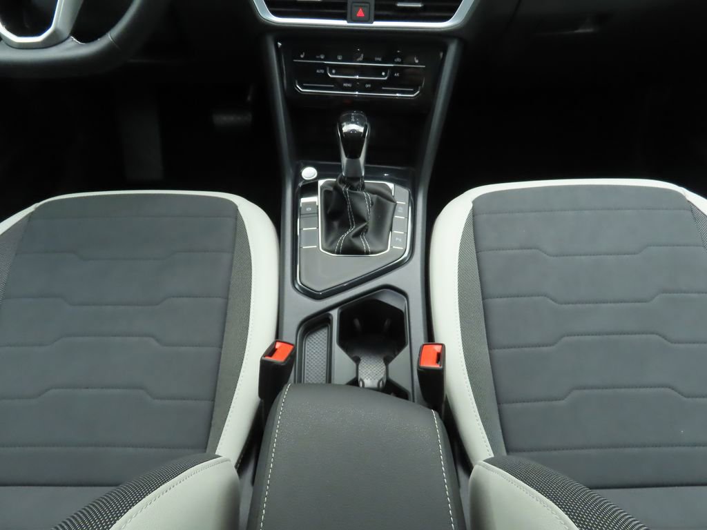 Used 2025 Volkswagen Taos SE w/ Panoramic Sunroof Package image 16