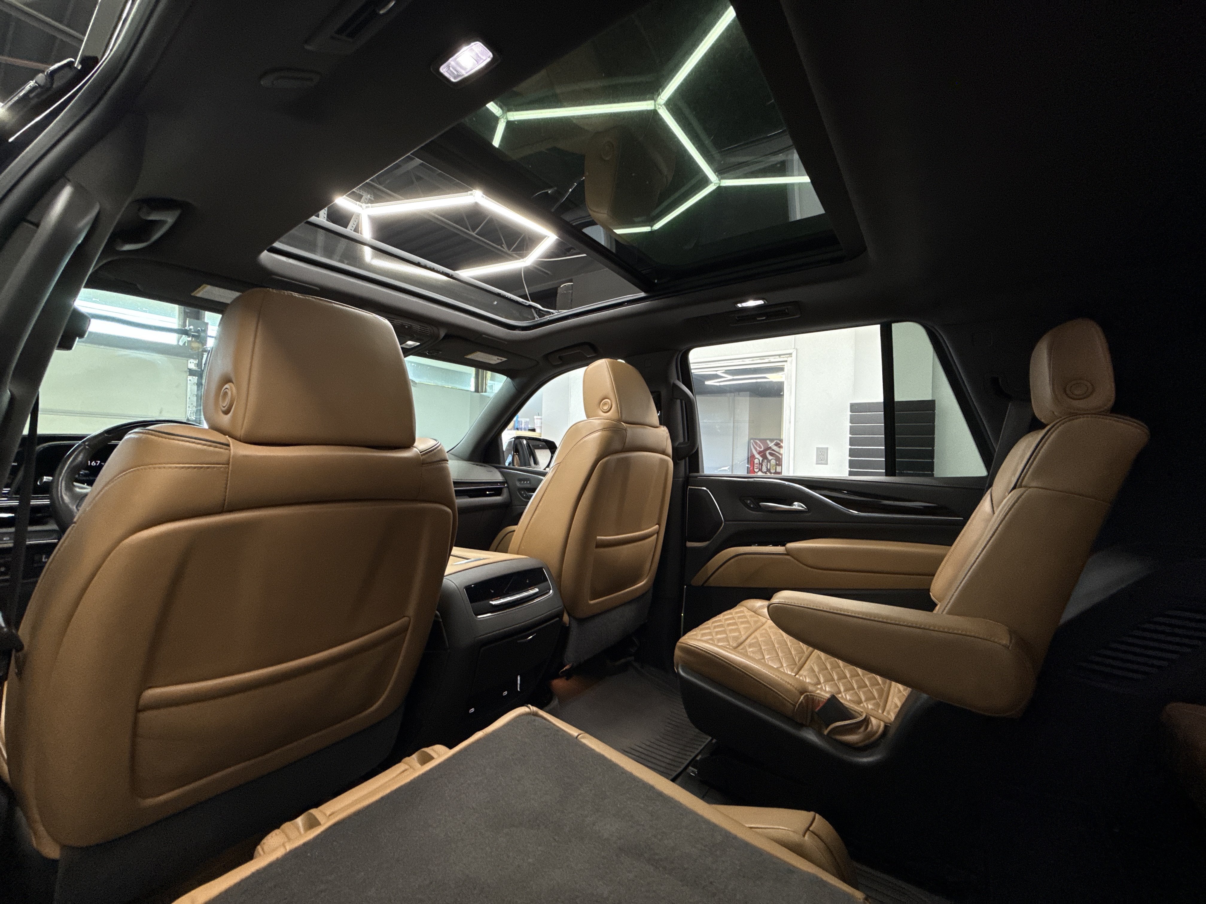 Used 2023 Cadillac Escalade Sport w/ LPO, Floor Liner Package AWD/4WD image 25