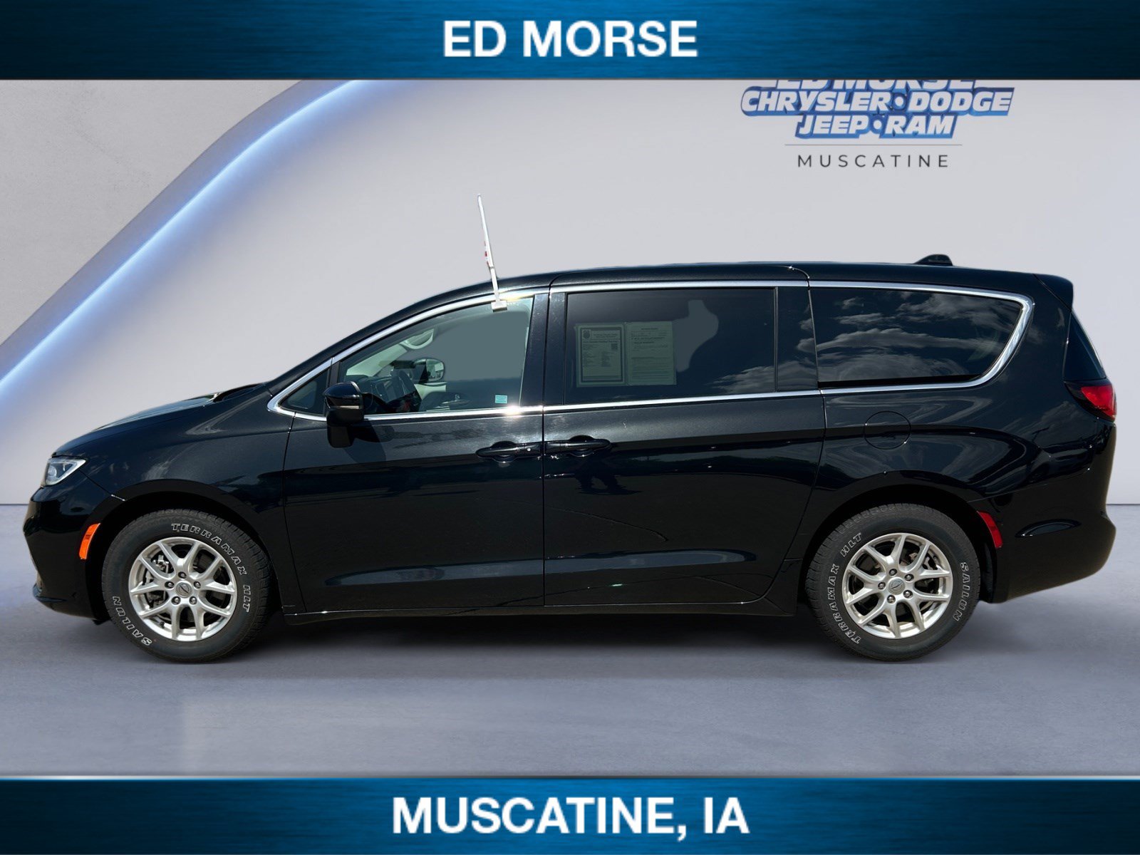 Used 2023 Chrysler Pacifica Touring-L FWD image 2