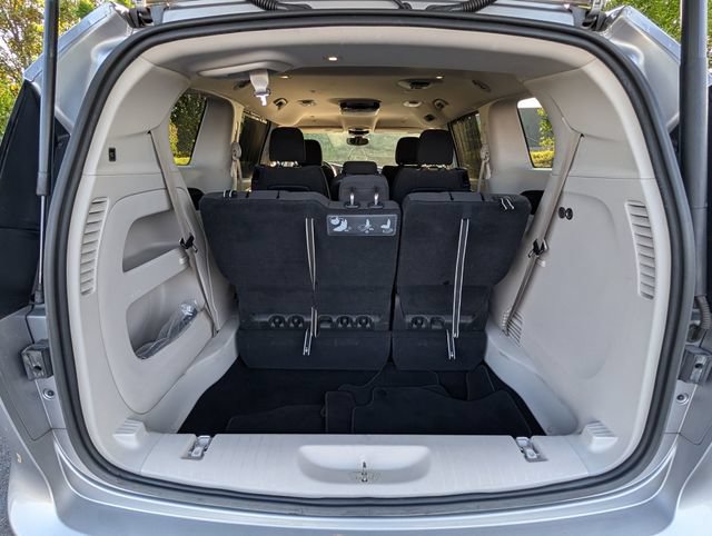 Used 2019 Chrysler Pacifica Touring Plus w/ Tire & Wheel Group FWD image 33