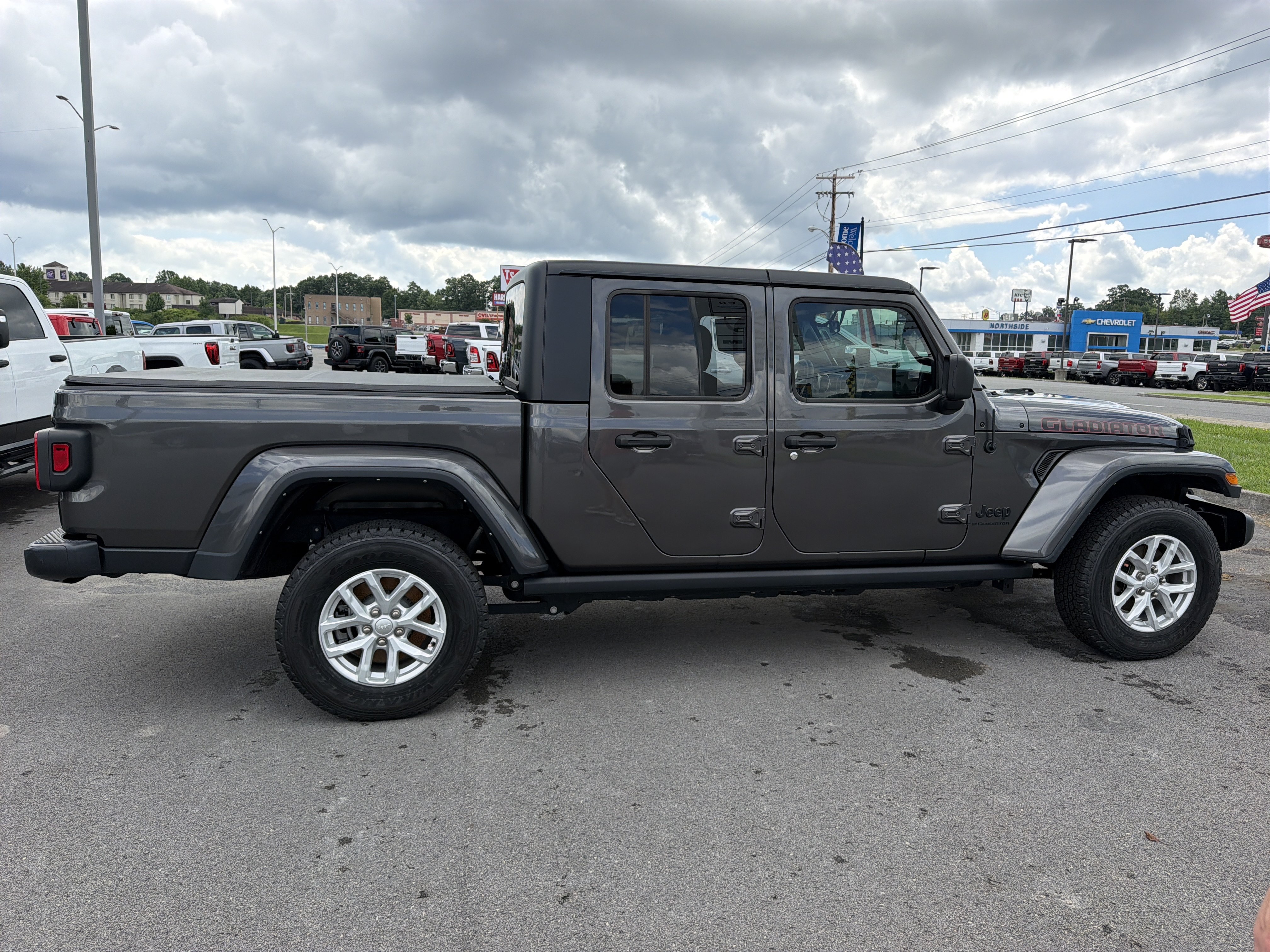 Used 2023 Jeep Gladiator Sport AWD/4WD image 5