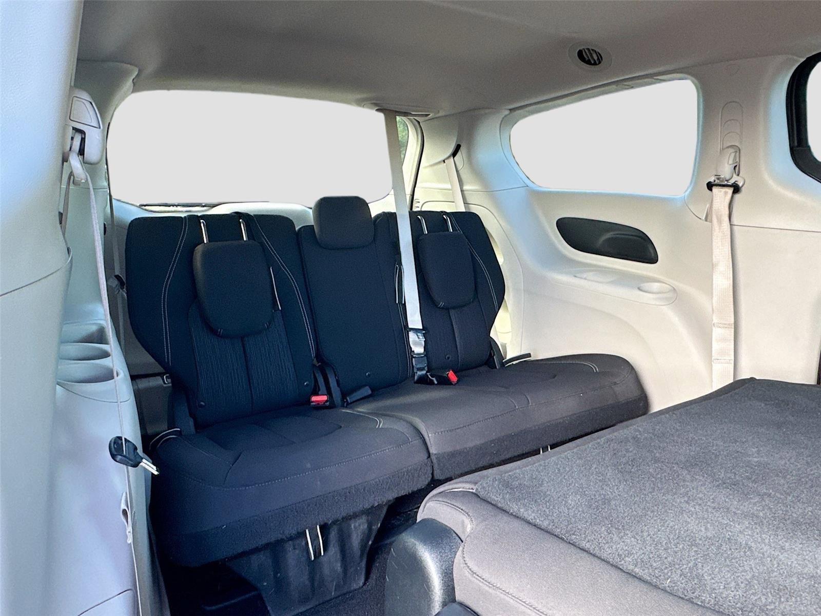 Used 2020 Chrysler Voyager L image 23
